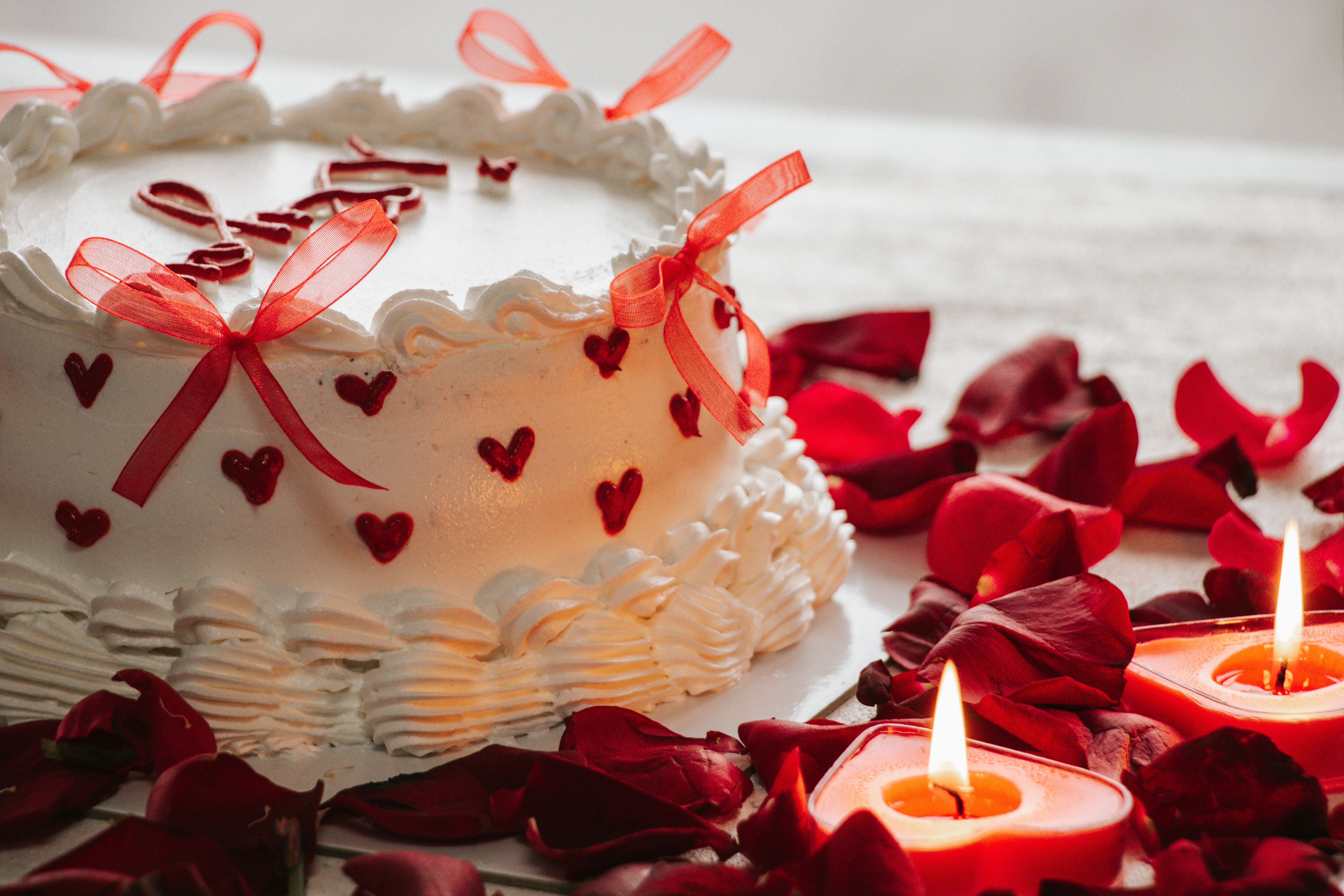 Herztorte mit Rosenblättern
