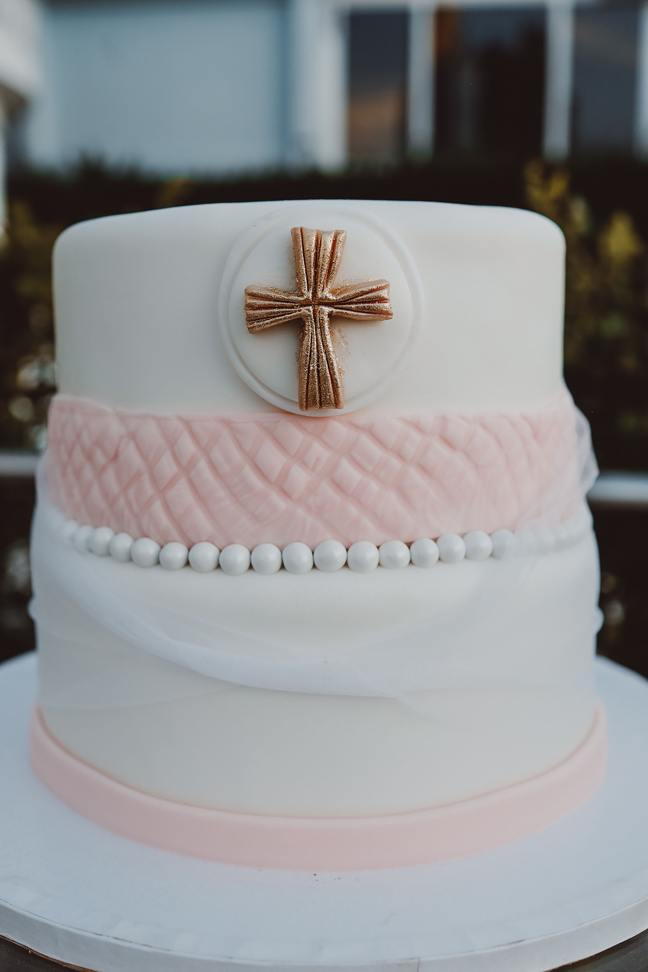 Tauftorte mit goldenem Kreuz