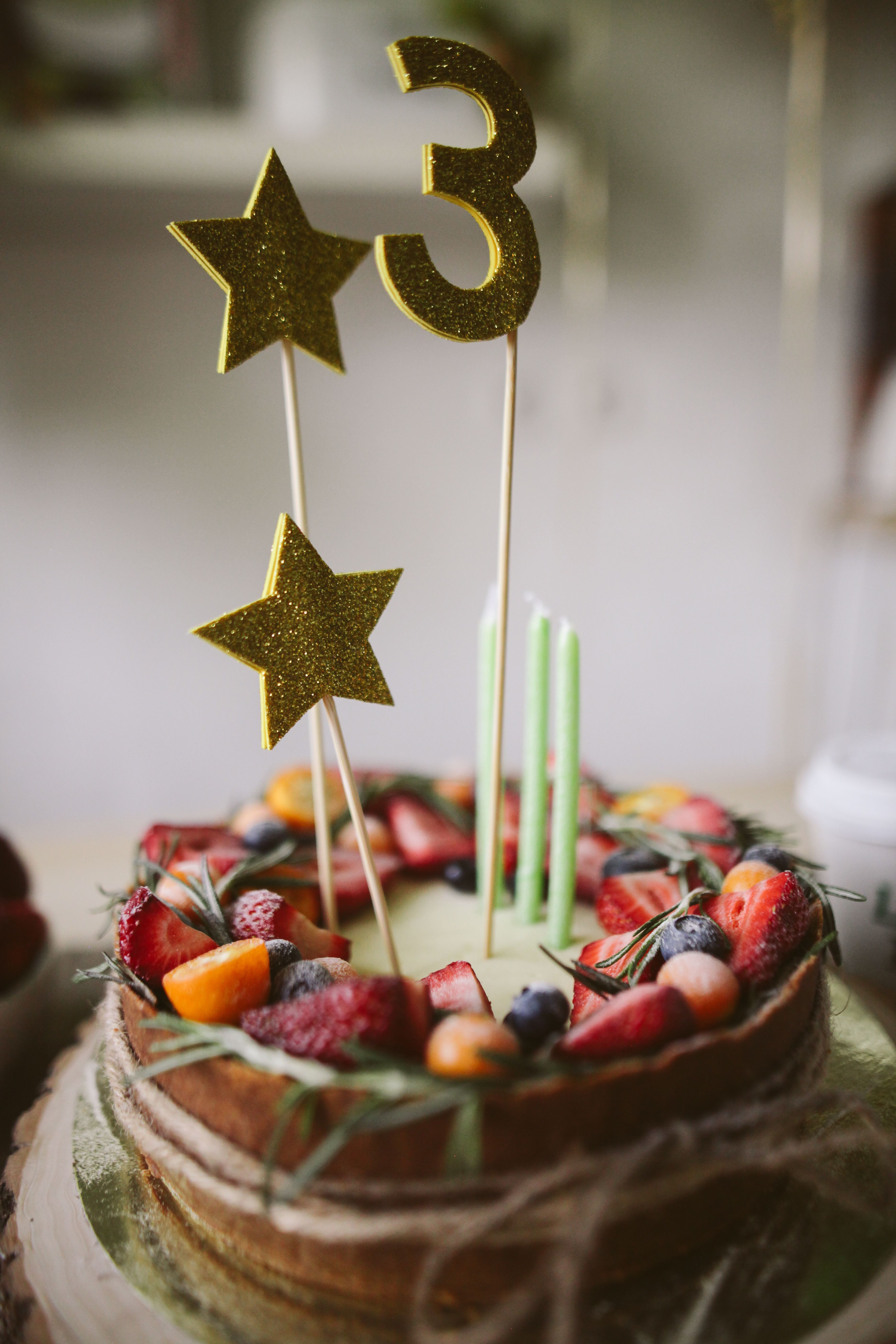 Beerentorte mit goldenen Sternen