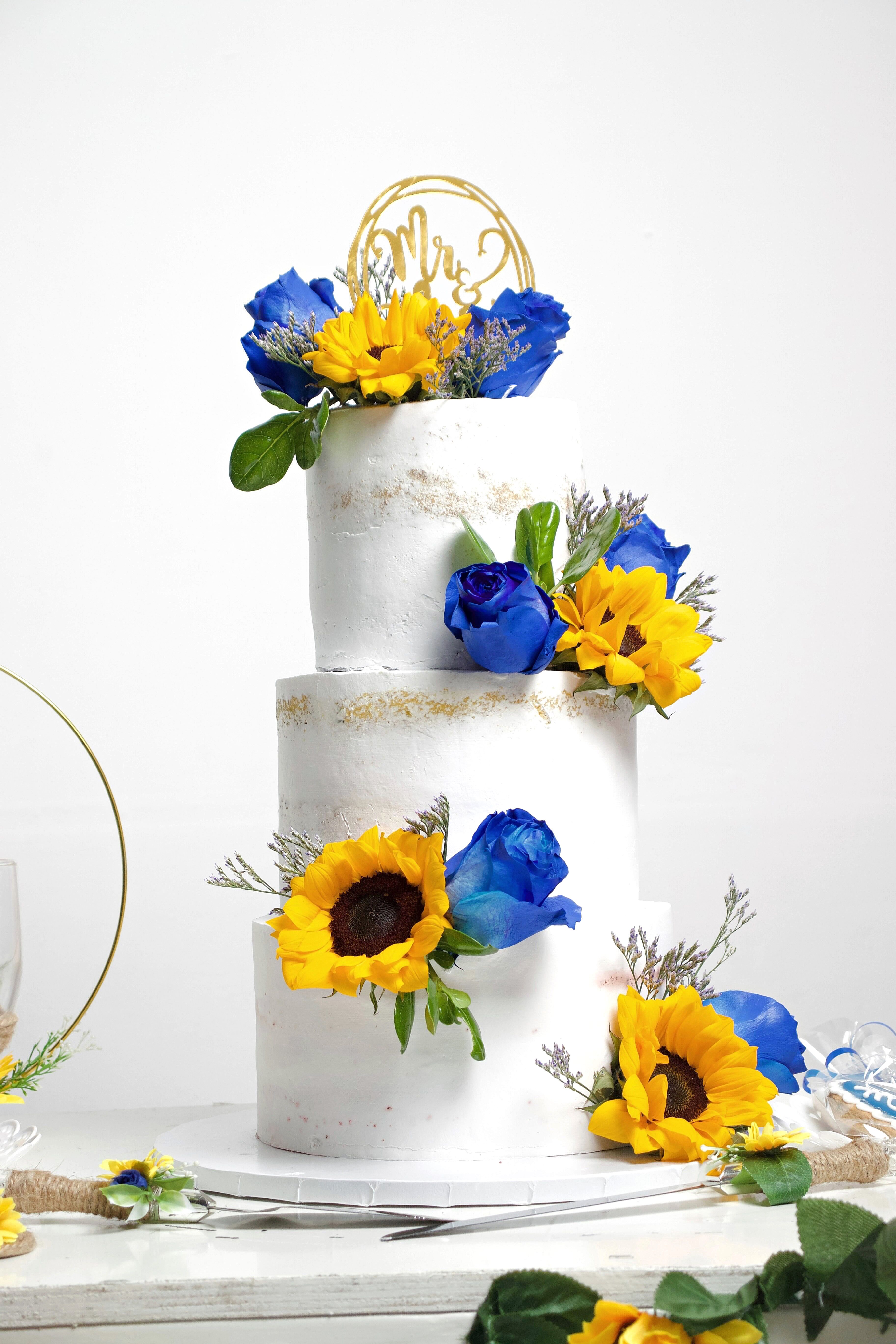 Semi-Naked-Cake mit Sonnenblumen